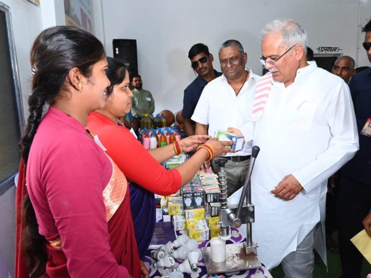 CM बघेल ने अकलतरी में ग्रामीण  औद्योगिक पार्क का किया निरीक्षण, समूह की महिलाओं से हुए रूबरू