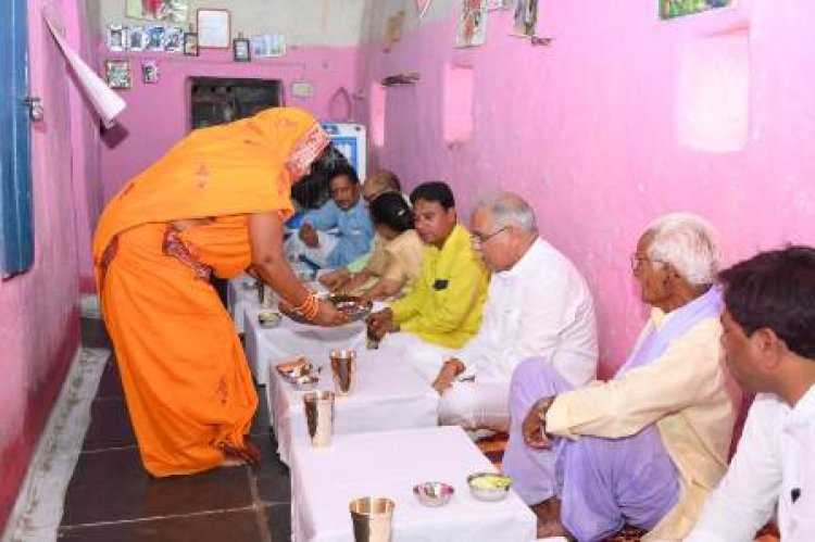 CM बघेल ने ढेलुराम साहू के घर स्वादिष्ट छत्तीसगढ़ी व्यजंनों का चखा स्वाद