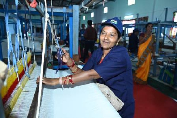 मुख्यमंत्री बघेल ने धमतरी के अछोटा में किया बुनकर गुड़ी का लोकार्पण