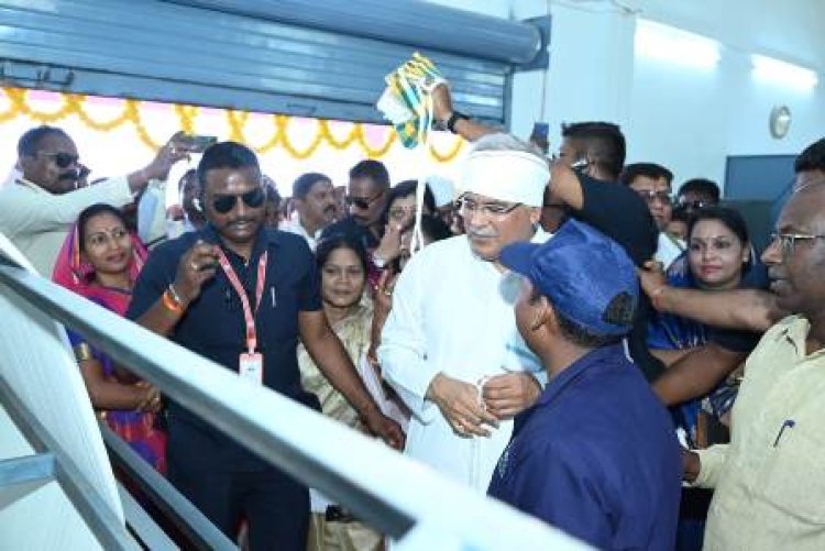 CM भूपेश  ने किया परिधान सिलाई सेंटर का अवलोकन