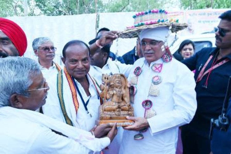 मुख्यमंत्री बघेल को पहनाई बांस की टोकरी और सूपा की माला