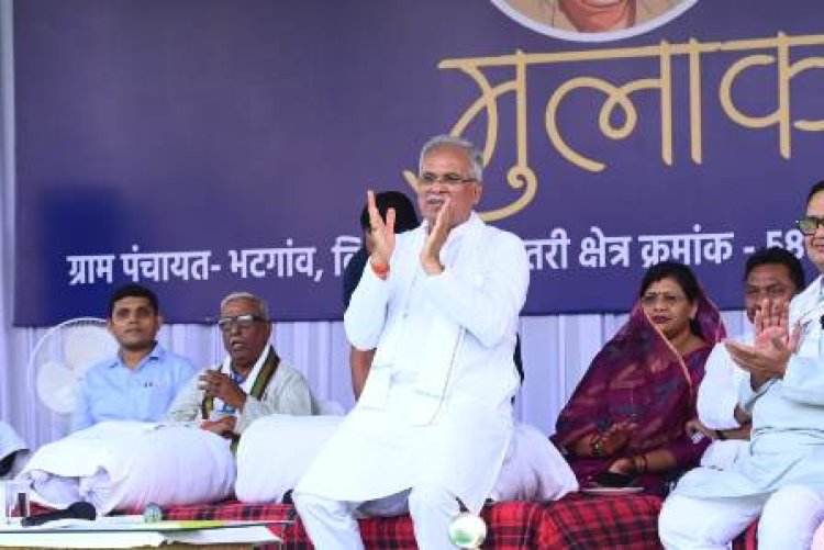 बच्चे गाते रहे मुख्यमंत्री प्रोत्साहन में ताली बजाते रहे