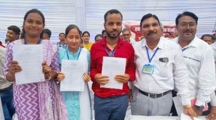 23 सब इंजीनियरों को मुख्यमंत्री बघेल ने सौंपा नियुक्ति पत्र