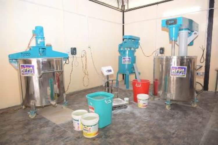 गोबर पेंट निर्माण इकाई में एक समूह के 22 लोग कर रहे कार्य