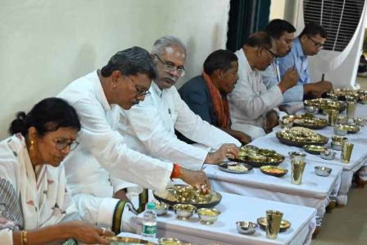मुख्यमंत्री ने ग्राम चिर्रा निवासी किसान सुभाष के घर स्वादिष्ट छत्तीसगढी व्यंजन भोजन का लिया स्वाद