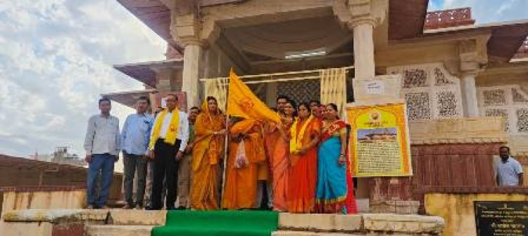प्रदेश की खुशहाली के लिए मंदिरों में फहराई गई पीली ध्वजाएं