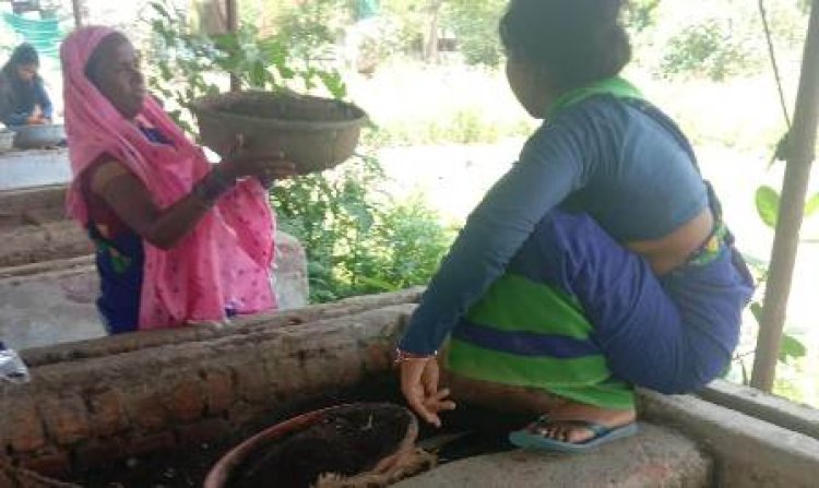 स्वच्छता दीदी भी जुड़ी गोधन न्याय योजना से, गौठान में वर्मी कम्पोस्ट बनाकर हासिल किया अतिरिक्त आय का जरिया