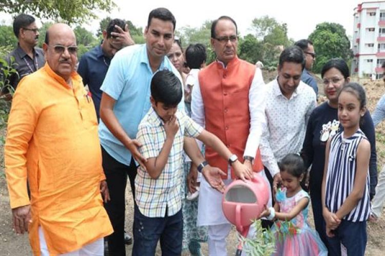 मुख्यमंत्री ने नीम, अमरूद और मौलश्री के पौधे लगाए