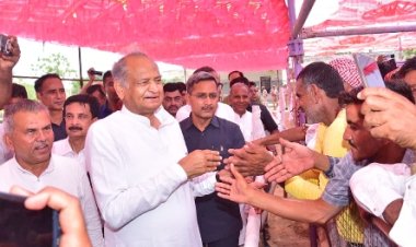 CM गहलोत का हवाई सर्वे, बाड़मेर में बिपरजॉय के प्रभावितों से मिले, बोले-नियमानुसार दिया जाएगा मुआवजा