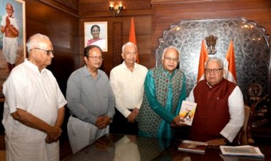 राज्यपाल को अथाई के स्वर पुस्तक की प्रथम प्रति भेंट