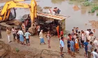 दतिया में मिनी ट्रक पलटी, एक ही परिवार के 12 लोगों की मौत