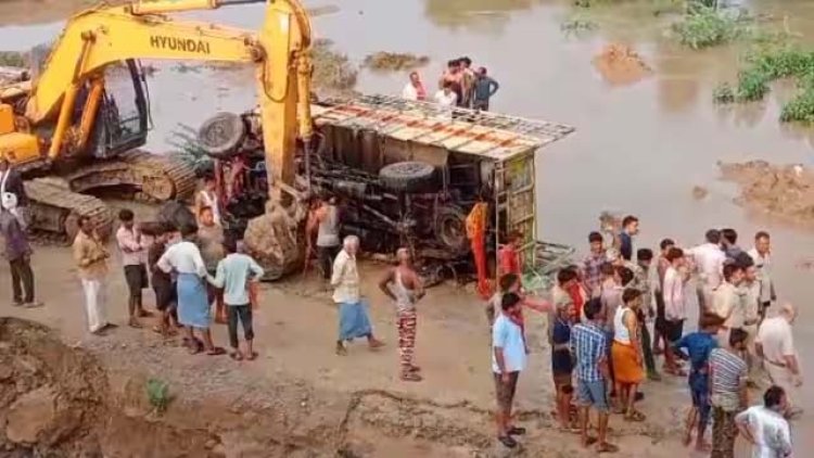 दतिया में मिनी ट्रक पलटी, एक ही परिवार के 12 लोगों की मौत