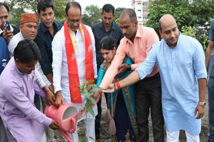 मुख्यमंत्री के साथ स्पेशल ऑलिंपिक के पदक विजेताओं ने रोपे पौधे
