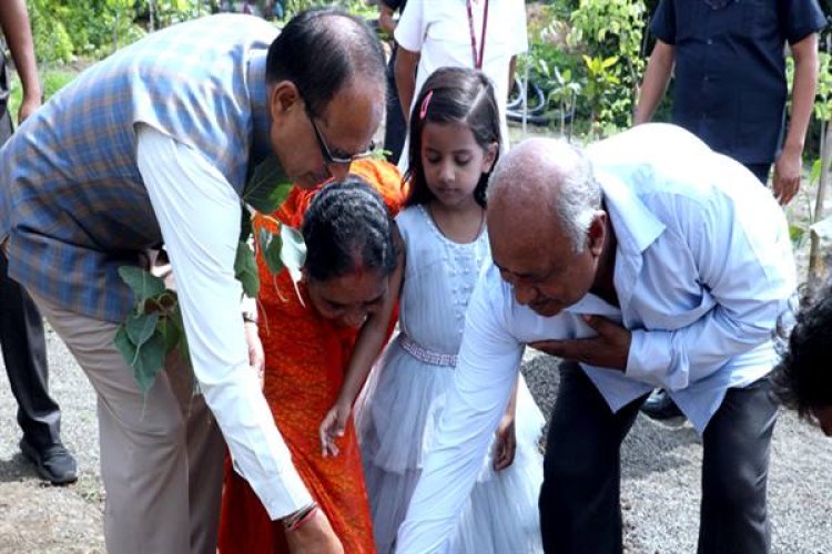 मुख्यमंत्री चौहान ने पीपल, जामुन और चंपा के पौधे रोपे