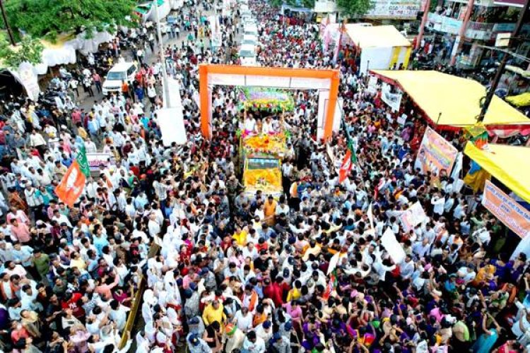 रोड-शो में पुष्प वर्षा कर सिवनी वासियों ने किया 'शिव राज' का स्वागत 