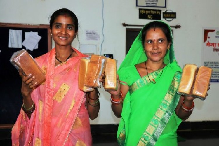 ग्राम पंचायत ईटपाल के रीपा मे बेकरी उत्पाद निर्माण कार्य जोरों पर
