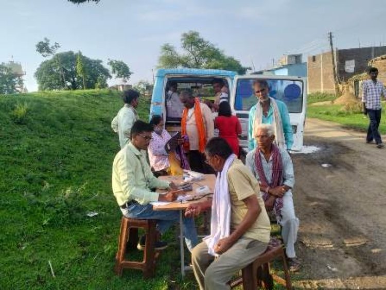 स्लम बस्तियों के लोगों का मुख्यमंत्री स्लम स्वास्थ्य योजना से स्वास्थ्य परीक्षण और इलाज हुआ आसान