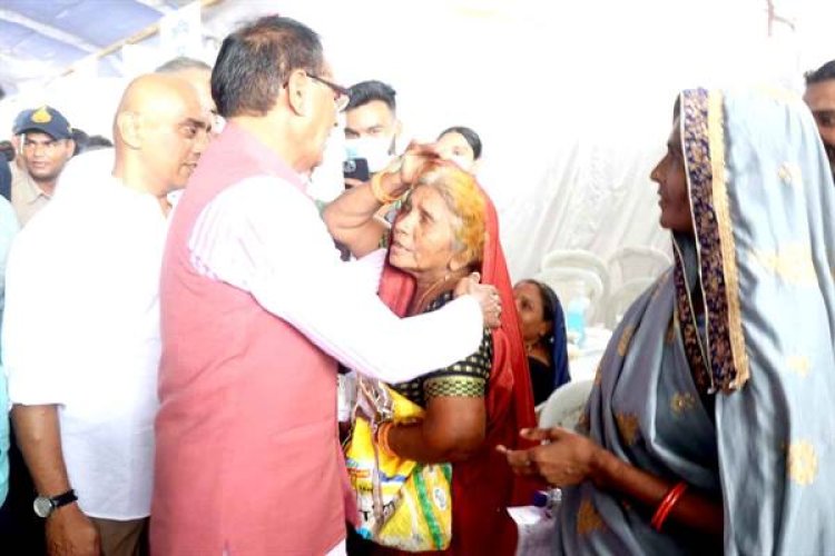 मुख्यमंत्री  ने मेगा हेल्थ कैम्प का अवलोकन कर मरीजों से की चर्चा