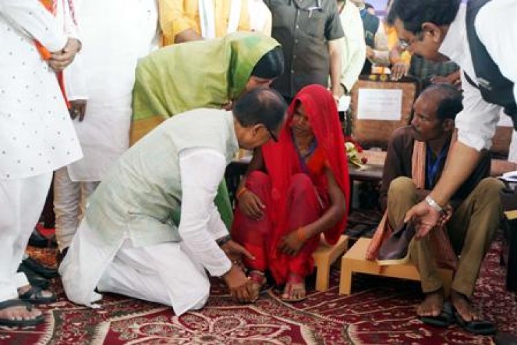 मुख्यमंत्री ने अपने हाथों से तेंदूपत्ता संग्राहक बहनों को पहनाईं चप्पलें