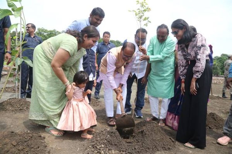 मुख्यमंत्री ने किया पौध-रोपण, बरगद, कदम्ब और महुआ के पौधे लगाए