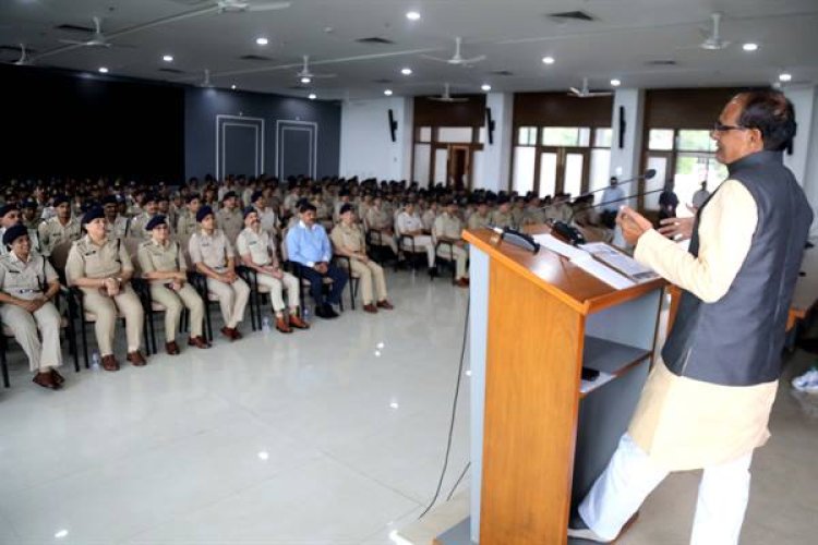 मर्यादा में बंधे पुलिस कर्मी मांग-पत्र भी नहीं देते, उनकी तकलीफें देखकर बढ़ाईं सुविधाएं : मुख्यमंत्री