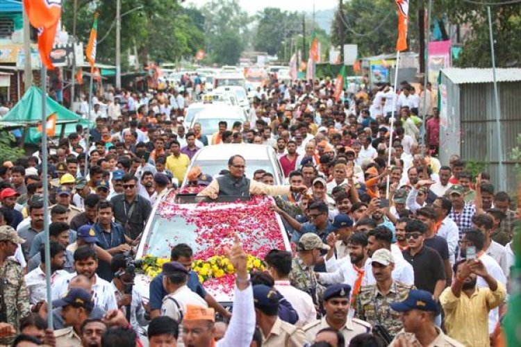 CM शिवराज  का बायां में जनदर्शन के दौरान नागरिकों ने किया आत्मीय स्वागत