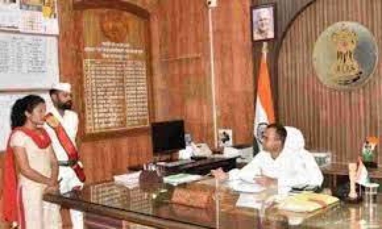 जनदर्शन में प्राप्त आवेदनों का शीघ्र निराकरण करने कलेक्टर ने दिलाई ग्रामीणों को भरोसा