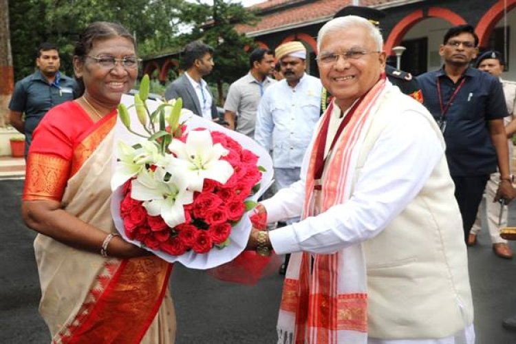 राष्ट्रपति मुर्मु के राजभवन आगमन पर राज्यपाल पटेल ने किया स्वागत