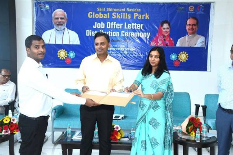 एडवांस प्रिसिजन इंजीनियरिंग के 74 प्रशिक्षणार्थियों को मिला जॉब ऑफर लेटर