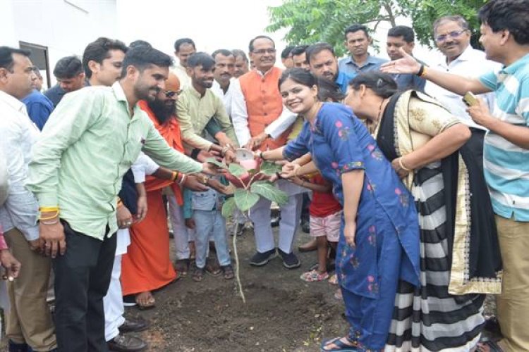मुख्यमंत्री चौहान ने बरगद, गुलमोहर और करंज के पौधे रोपे