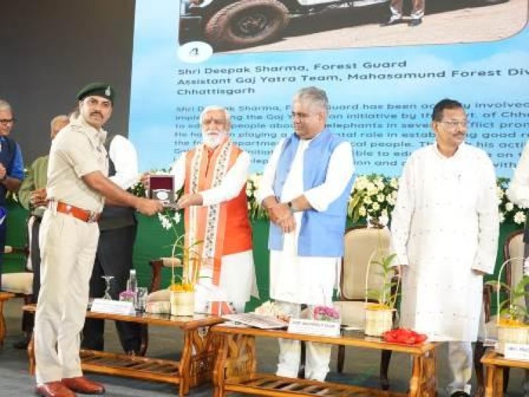 गज गौरव राष्ट्रीय पुरस्कार से सम्मानित हुए महासमुंद के वनरक्षक दीपक शर्मा एवं गजयात्रा टीम