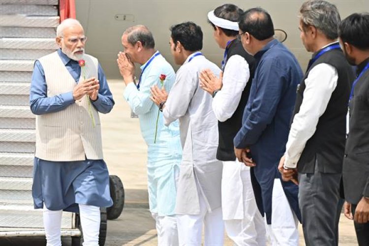 PM मोदी का सागर के ढ़ाना एयर स्ट्रिप पर हुआ आत्मीय स्वागत