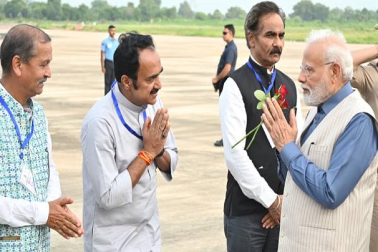 प्रधानमंत्री नरेन्द्र मोदी को खजुराहो विमानतल पर दी गई भावभीनी विदाई