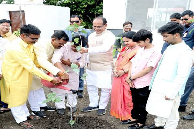 मुख्यमंत्री चौहान ने महुआ, पीपल और गुलमोहर के पौधे रोपे