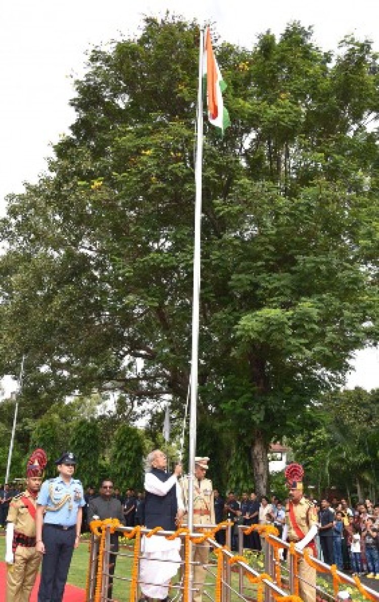 राज्यपाल हरिचंदन ने राजभवन में किया ध्वजारोहण