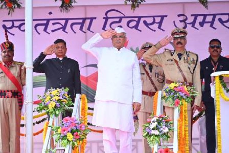 मुख्यमंत्री भूपेश ने राजधानी के पुलिस परेड मैदान में आयोजित मुख्य समारोह में ध्वजारोहण किया