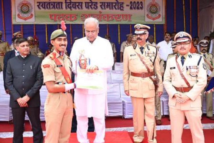 मुख्यमंत्री बघेल ने पुलिस अधिकारियों को उत्कृष्ट सेवाओं के लिए किया पुरस्कृत