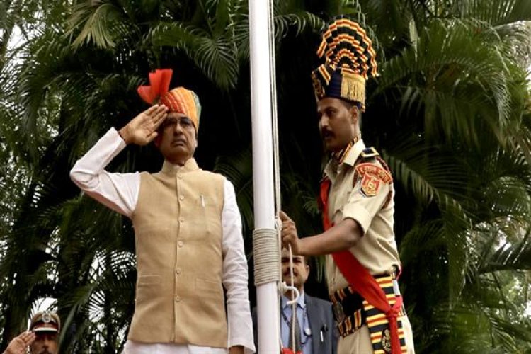 मुख्यमंत्री द्वारा मुख्यमंत्री निवास में ध्वजारोहण