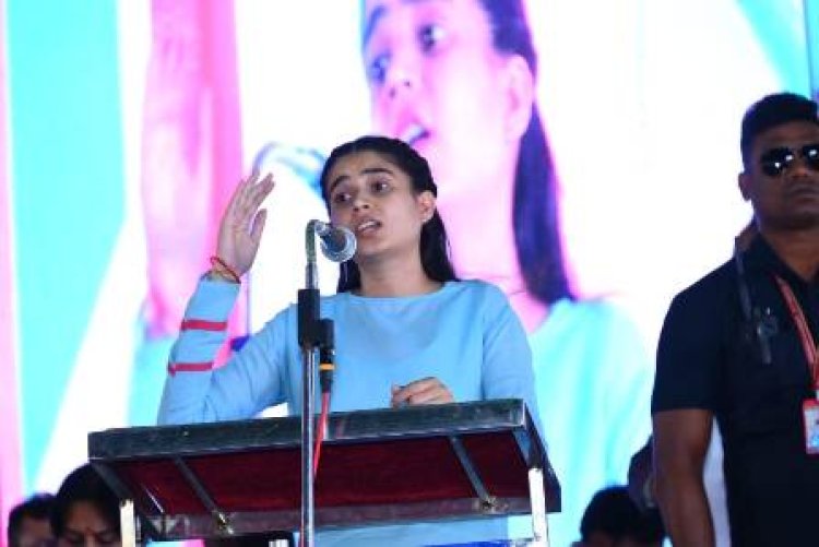 नारायणपुर की वनीता नेताम ने मुख्यमंत्री के समक्ष 'मेरे सपनों का छत्तीसगढ़' पर बात रखी