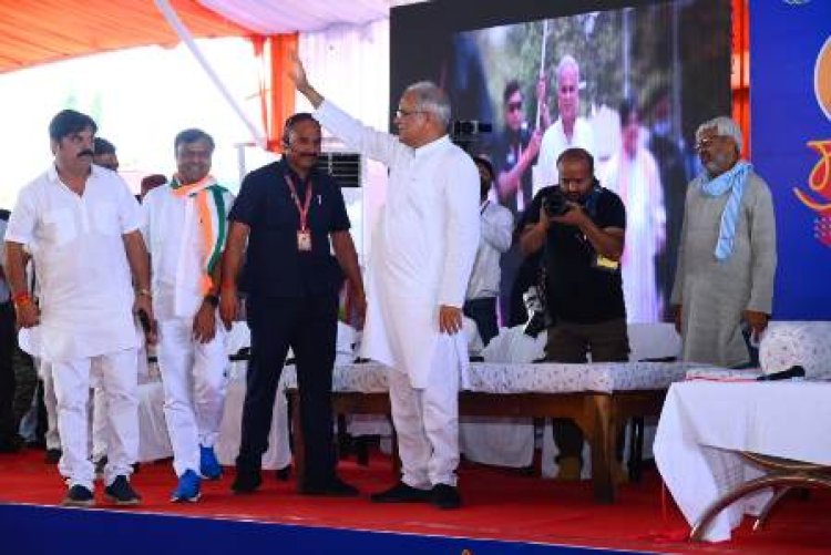 CM बघेल युवाओं से भेंट-मुलाकात के लिए जगदलपुर के शासकीय काकतीय पीजी कॉलेज मैदान धरमपुरा पहुंचे