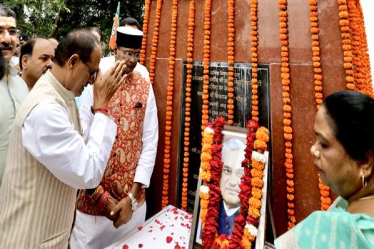 मुख्यमंत्री ने पूर्व PM स्व. वाजपेयी और वीरांगना रानी अवंती बाई की प्रतिमा पर पुष्प अर्पित कर नमन किया