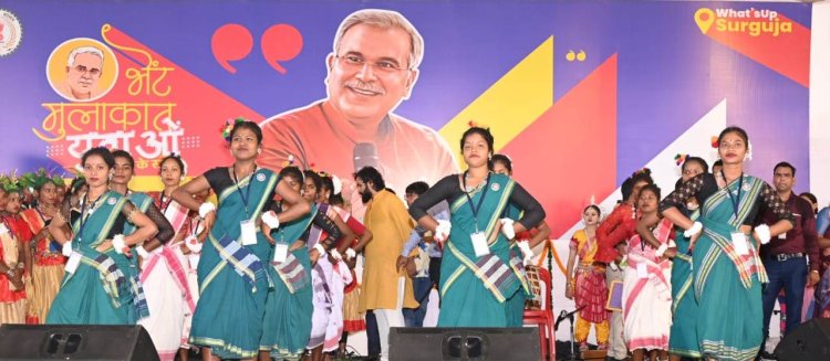 CM बघेल ने छत्तीसगढ़ महतारी की छायाचित्र के समक्ष दीप प्रज्वलित कर, माल्यार्पण एवं राजगीत के साथ भेंट-मुलाकात कार्यक्रम की शुरुआत की