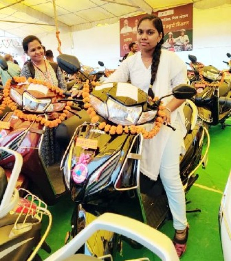 स्कूटी पाकर अभिभूत है दिव्यांग ममता