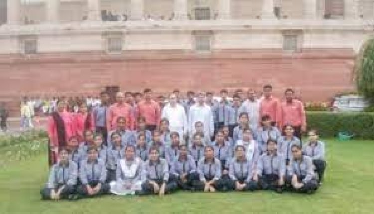 मध्यप्रदेश के जनजाति विद्यार्थियों ने संसद भवन का भ्रमण किया