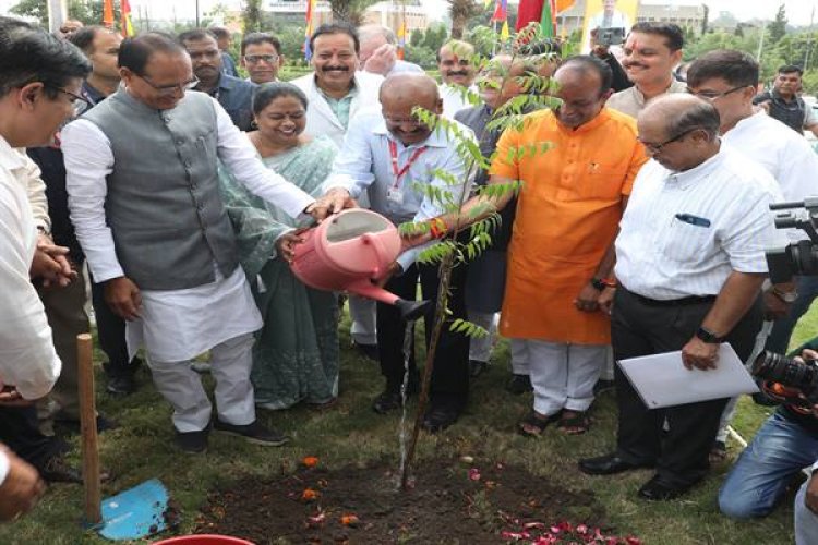 मुख्यमंत्री चौहान ने किया पौध-रोपण