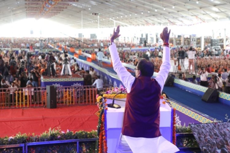 "फूलों का तारों का सबका कहना है, एक हजारों में मेरी बहना है"