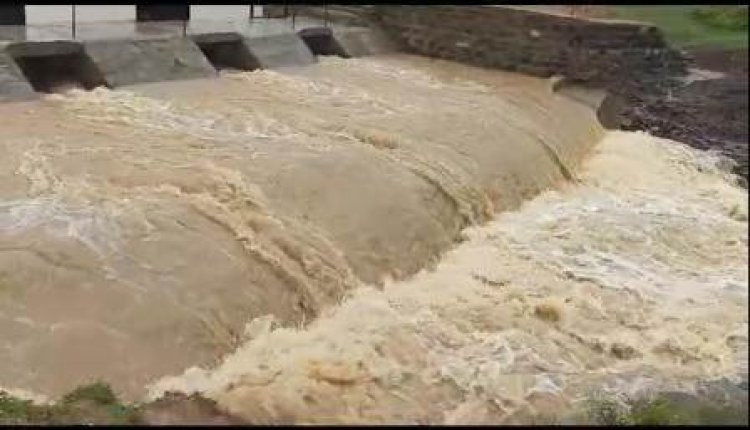 मनरेगा से बनाए गए छिनपुरवा नरवा से जागी किसानों की उम्मीदें, स्टापडेम से बह रहा कलकल करते नीर