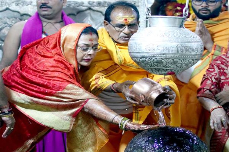 मुख्यमंत्री ने सपत्निक भगवान महाकाल के दर्शन कर पूजा-अर्चना की