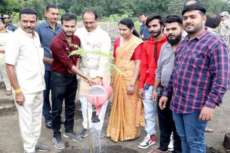 CM चौहान ने सामाजिक कार्यकर्ताओं के साथ किया पौध-रोपण