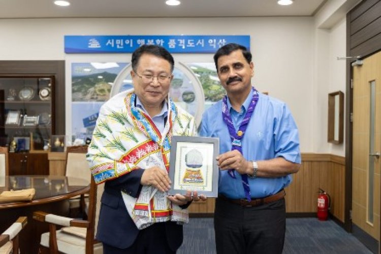 दक्षिण कोरिया के इक्सन सिटी मेयर का छत्तीसगढ़ी राजकीय गमछा से सम्मान